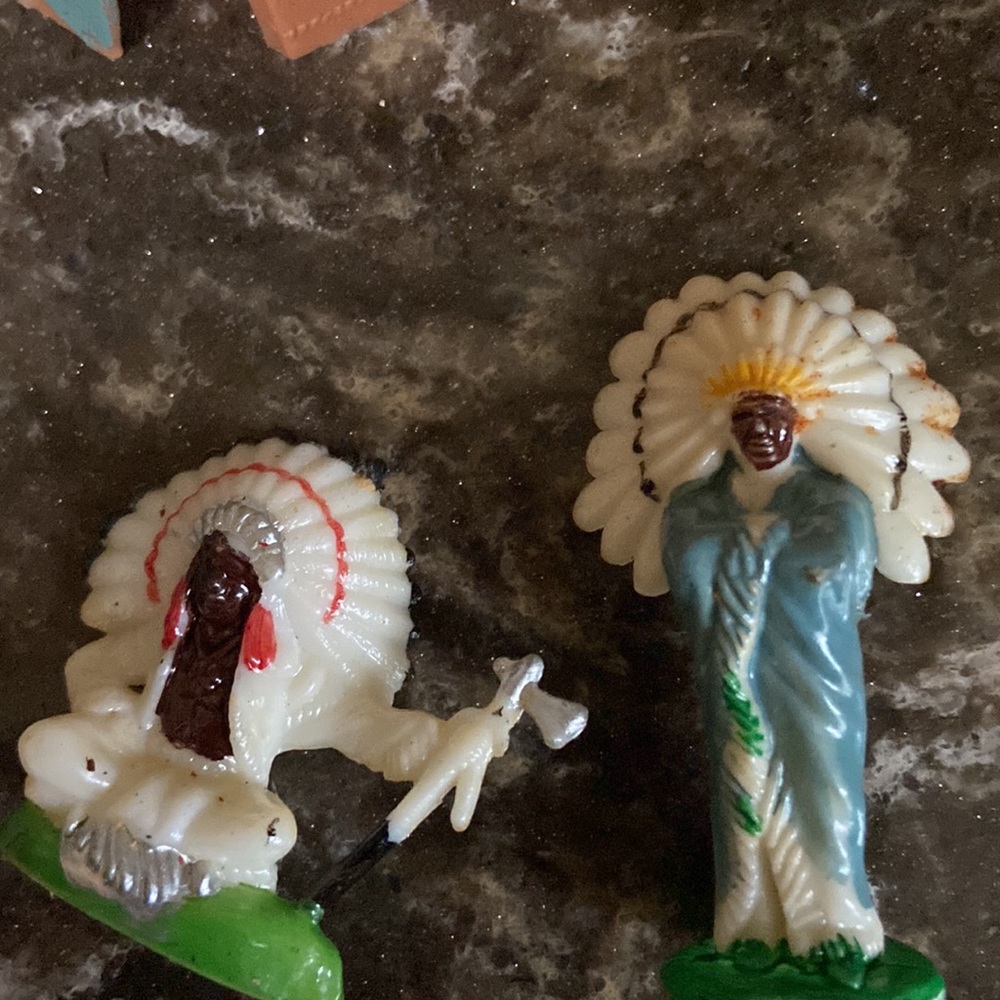 Vintage Hong Kong plastic Native American figurine set euc - Picture 3 of 7